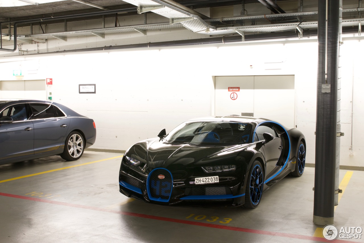 Zwarte Bugatti Chiron is perfect door blauwe details