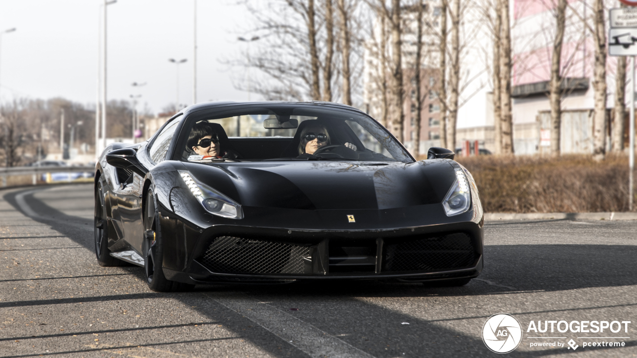 Poolse vrouwen stelen de show in zwarte Ferrari 488 Spider