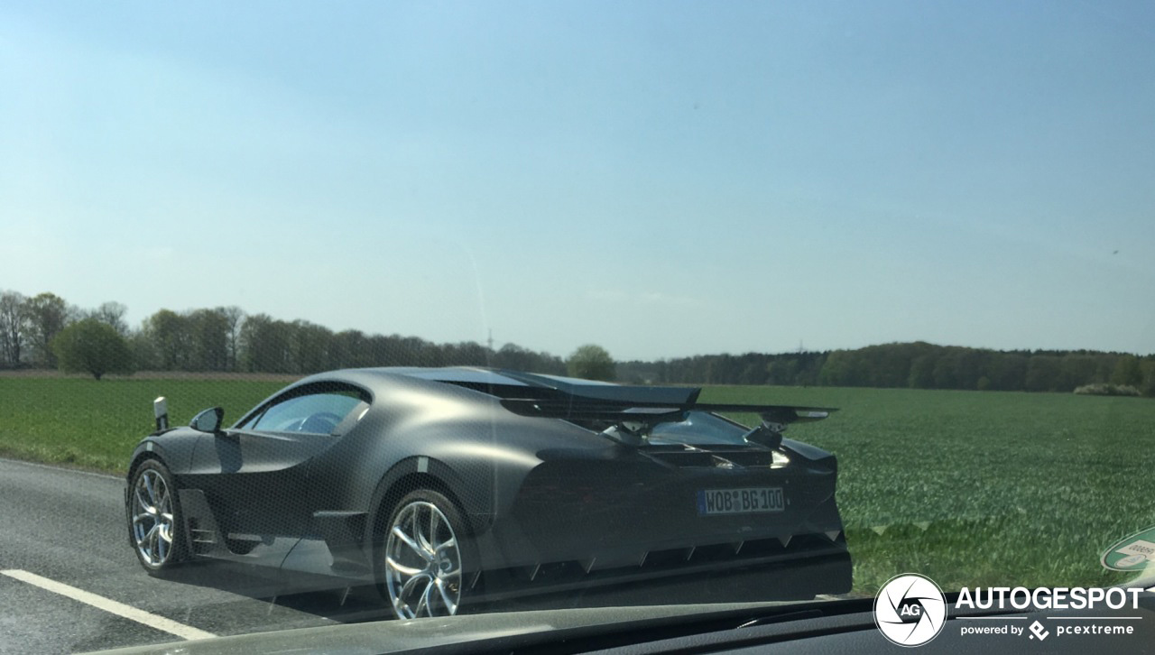 Bugatti Divo strekt zijn benen in Wolfsburg