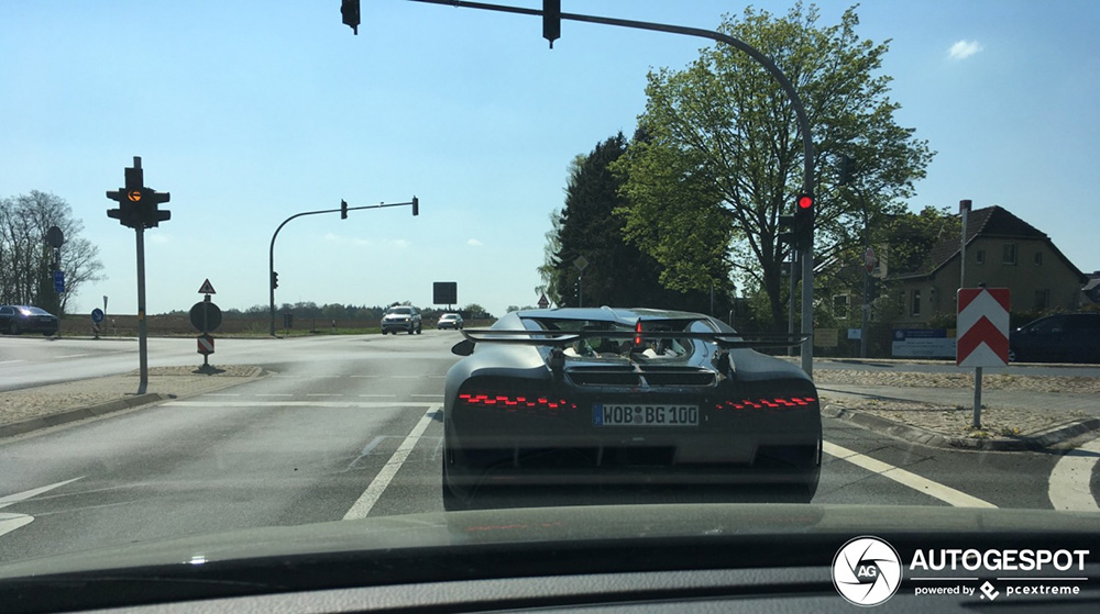 Bugatti Divo strekt zijn benen in Wolfsburg