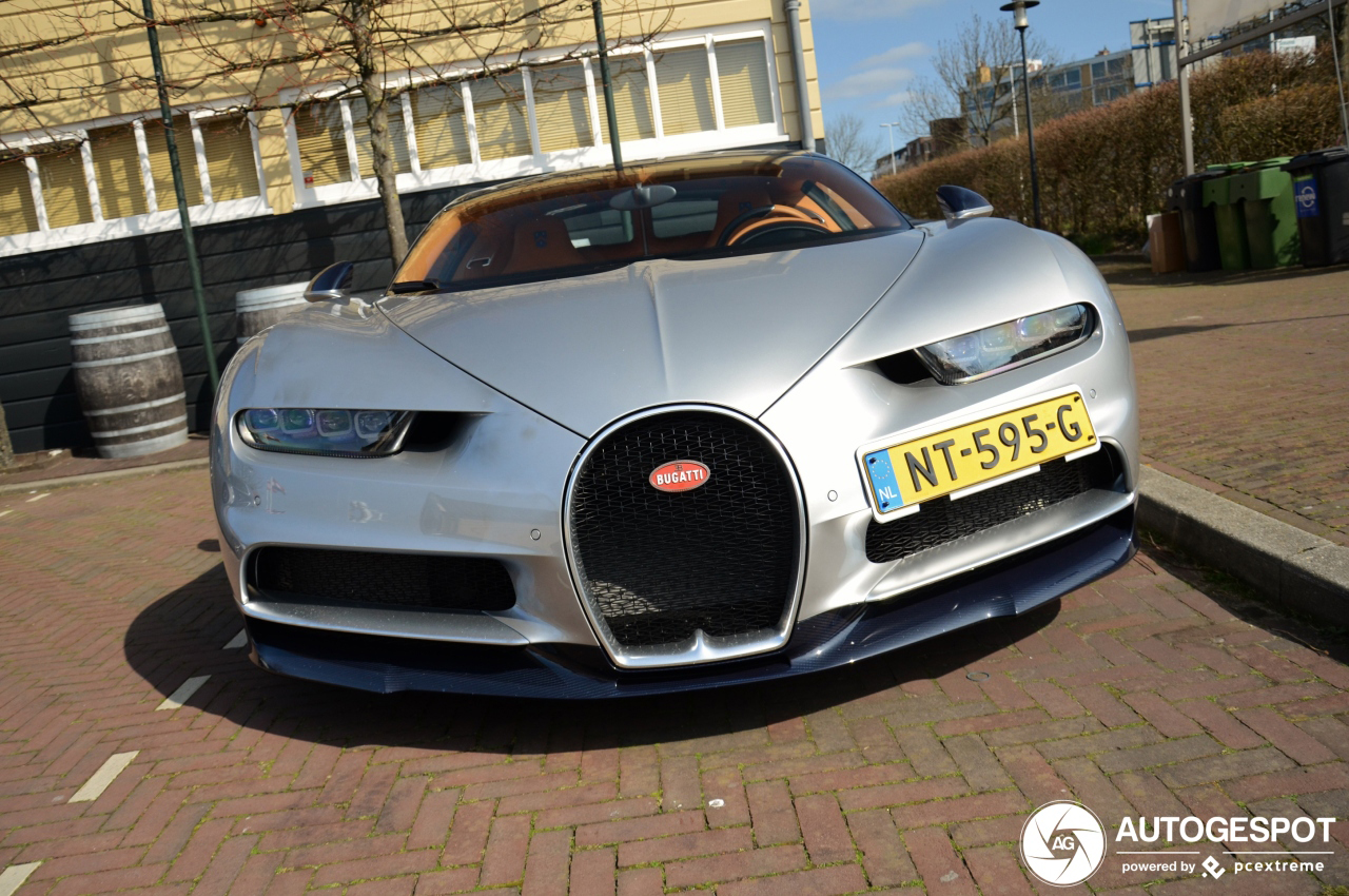 Bugatti Chiron in Leiden zorgt bijna voor hartaanval