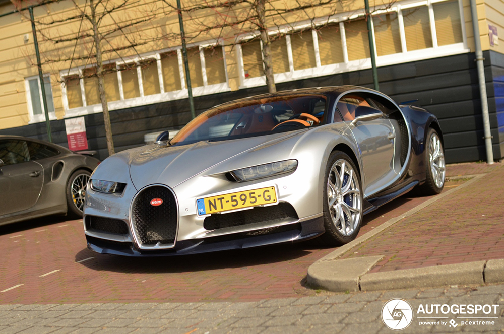 Bugatti Chiron in Leiden zorgt bijna voor hartaanval