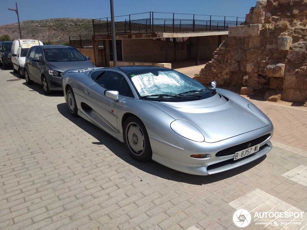 Jaguar XJ220 schittert in de zon op Menorca