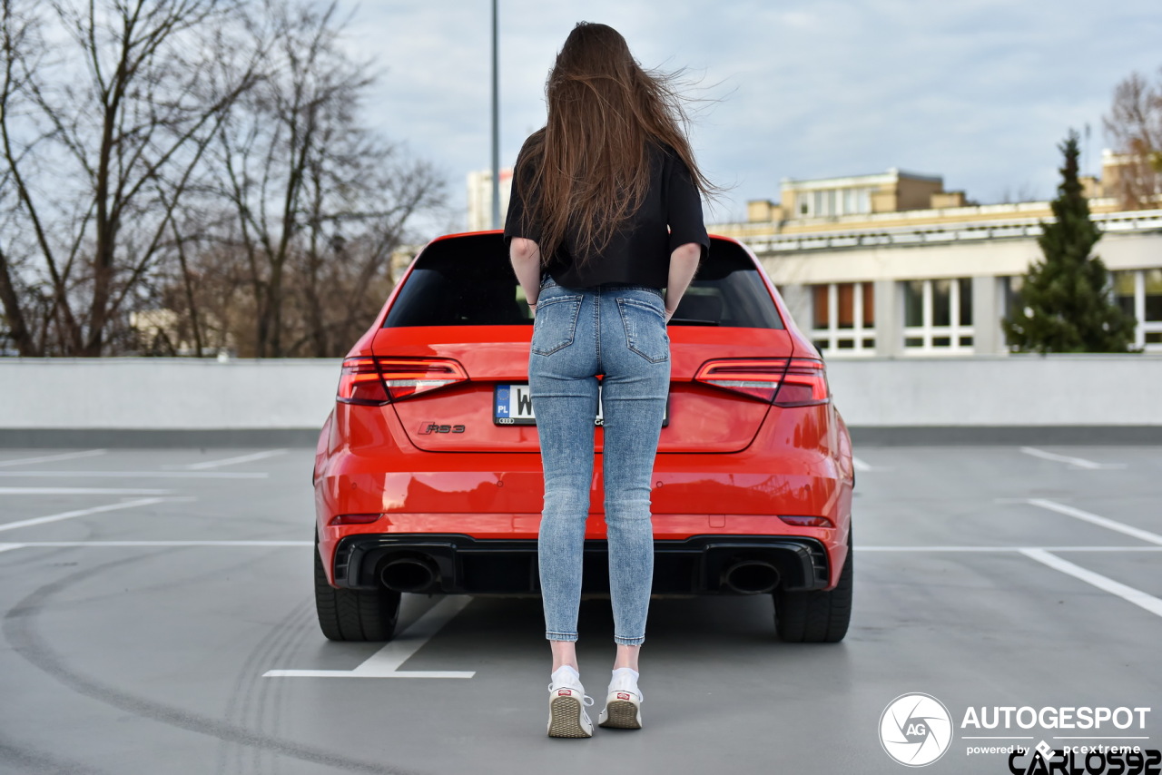 Vrouw wordt schaamteloos gebruikt om Audi RS3 te promoten