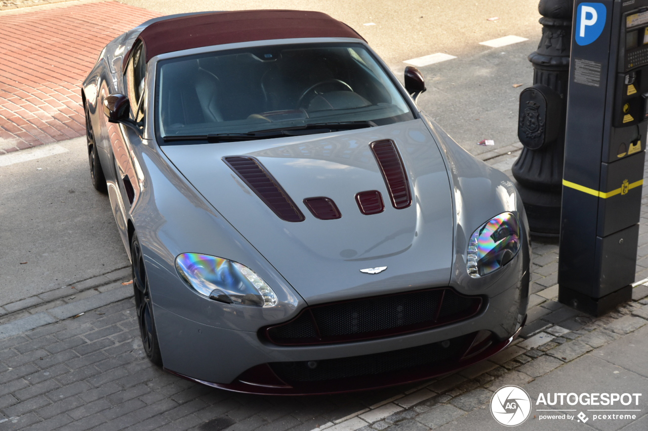 Bij deze Aston Martin V12 Vantage S Roadster is op de details gelet