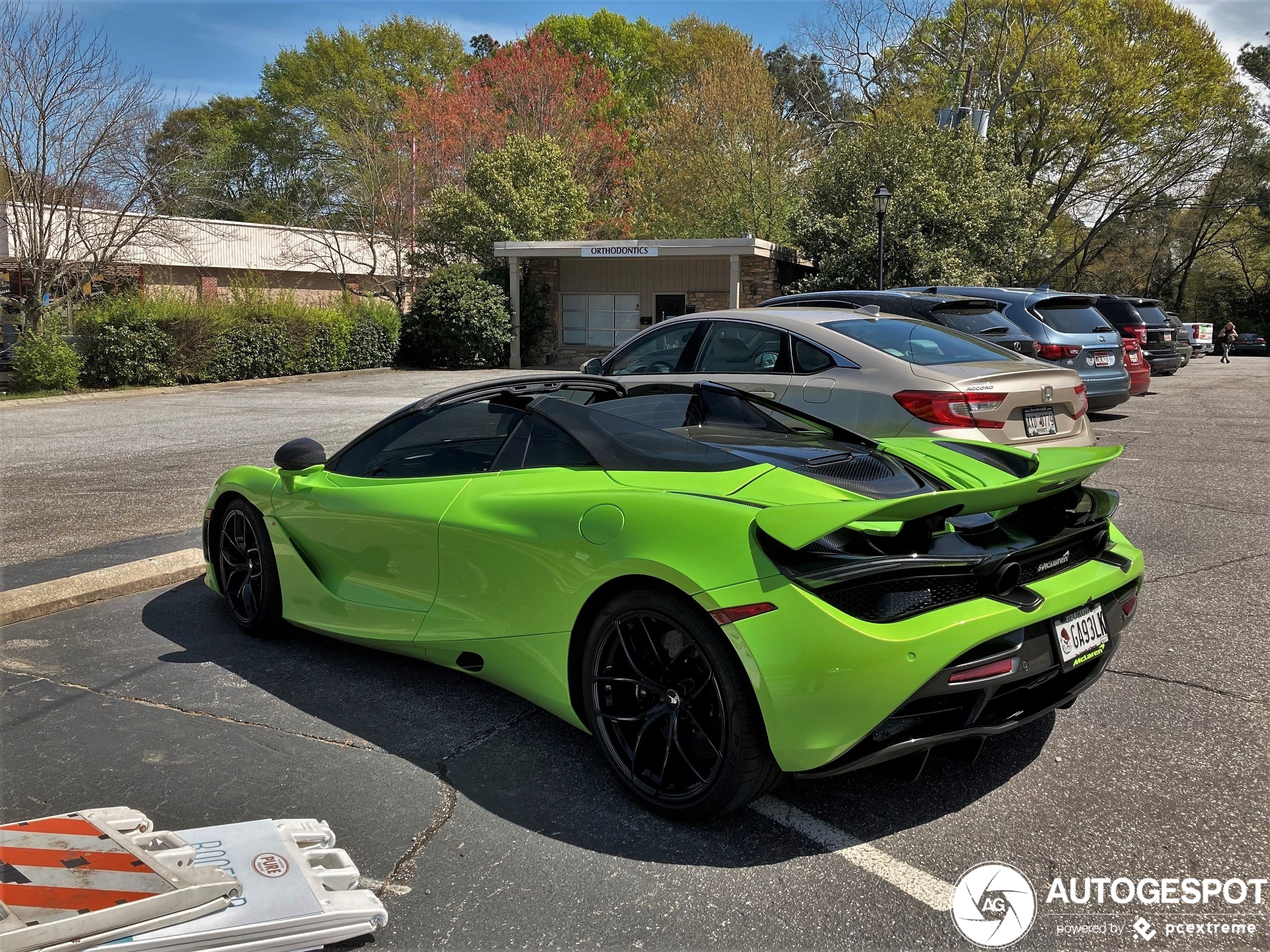 Gifgroene McLaren 720S Spider spat van je scherm