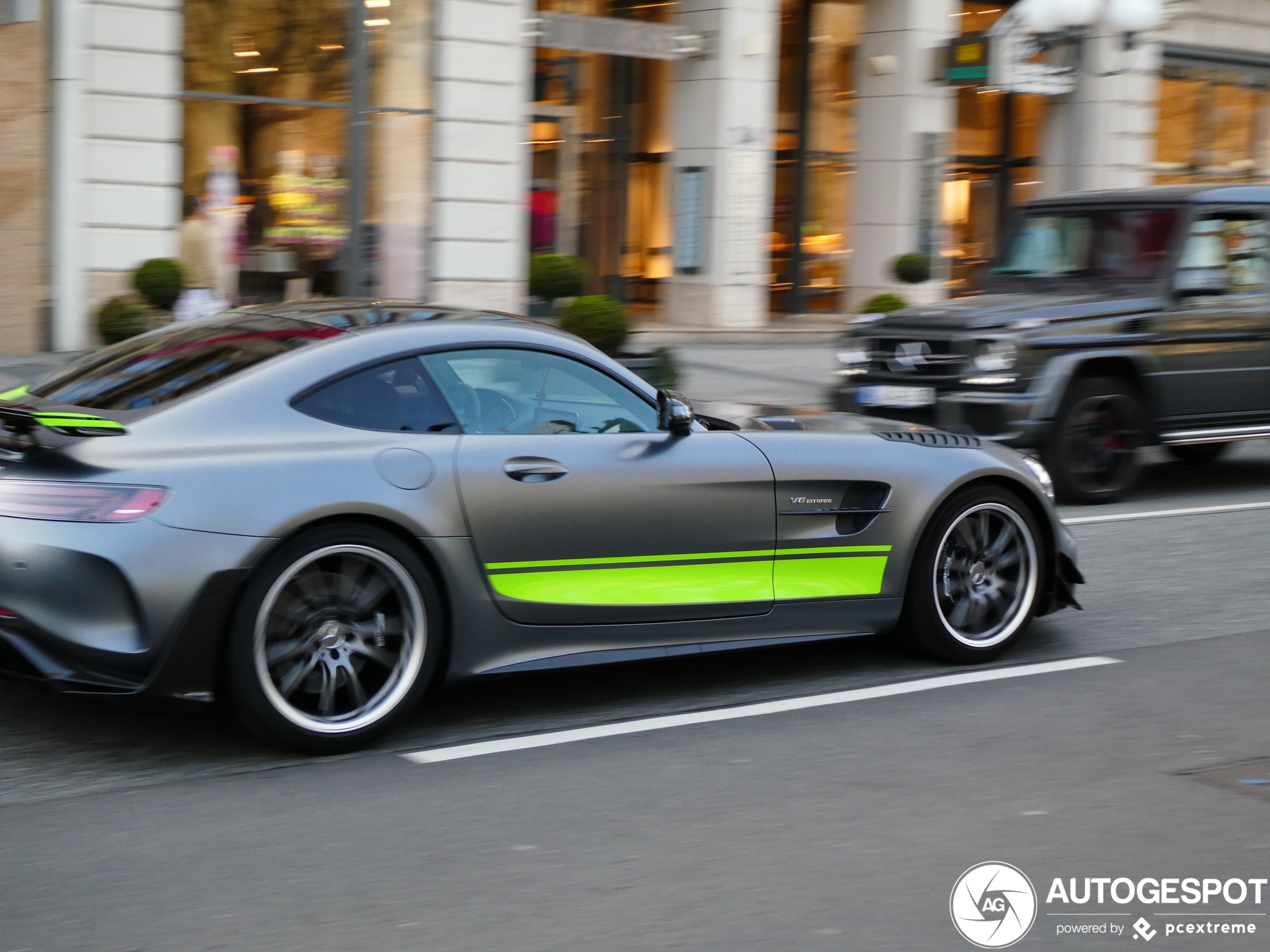 Mercedes-AMG GT R Pro misstaat niet in de stad