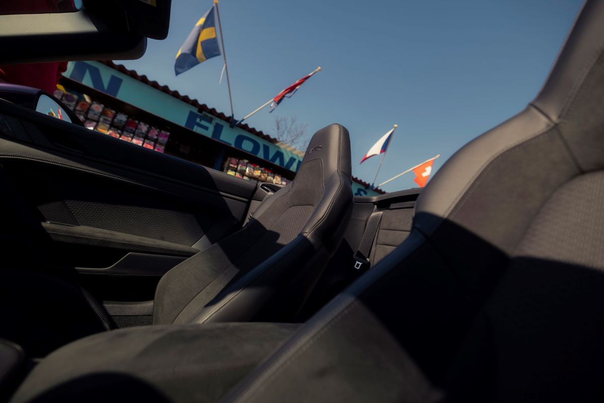 Porsche 911 GTS T-Hybrid Cabriolet meets the Dutch flower fields