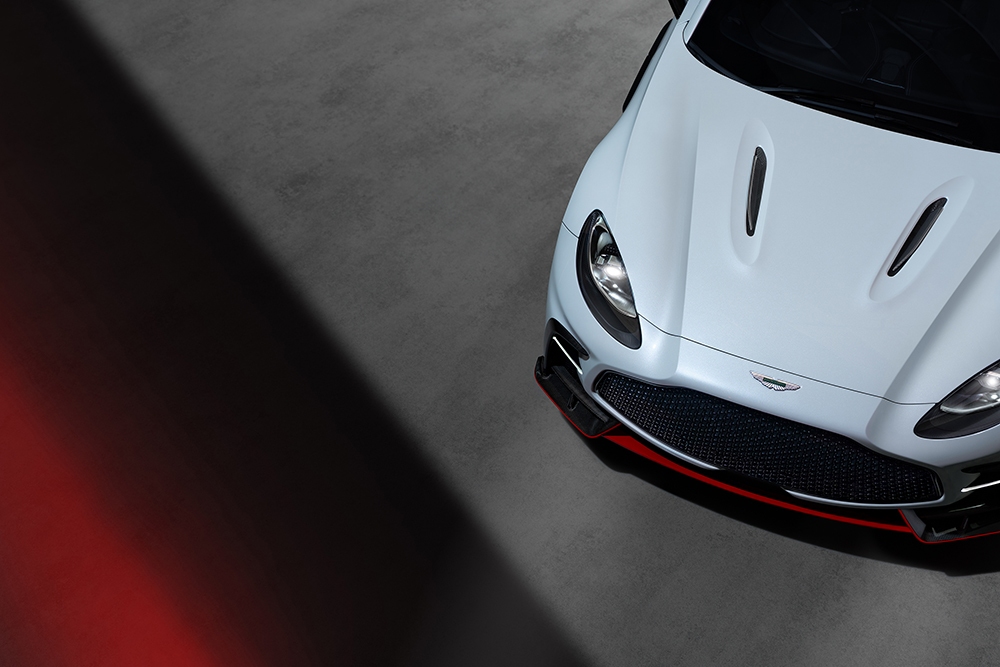 Aston Martin stampt door met de DBX S