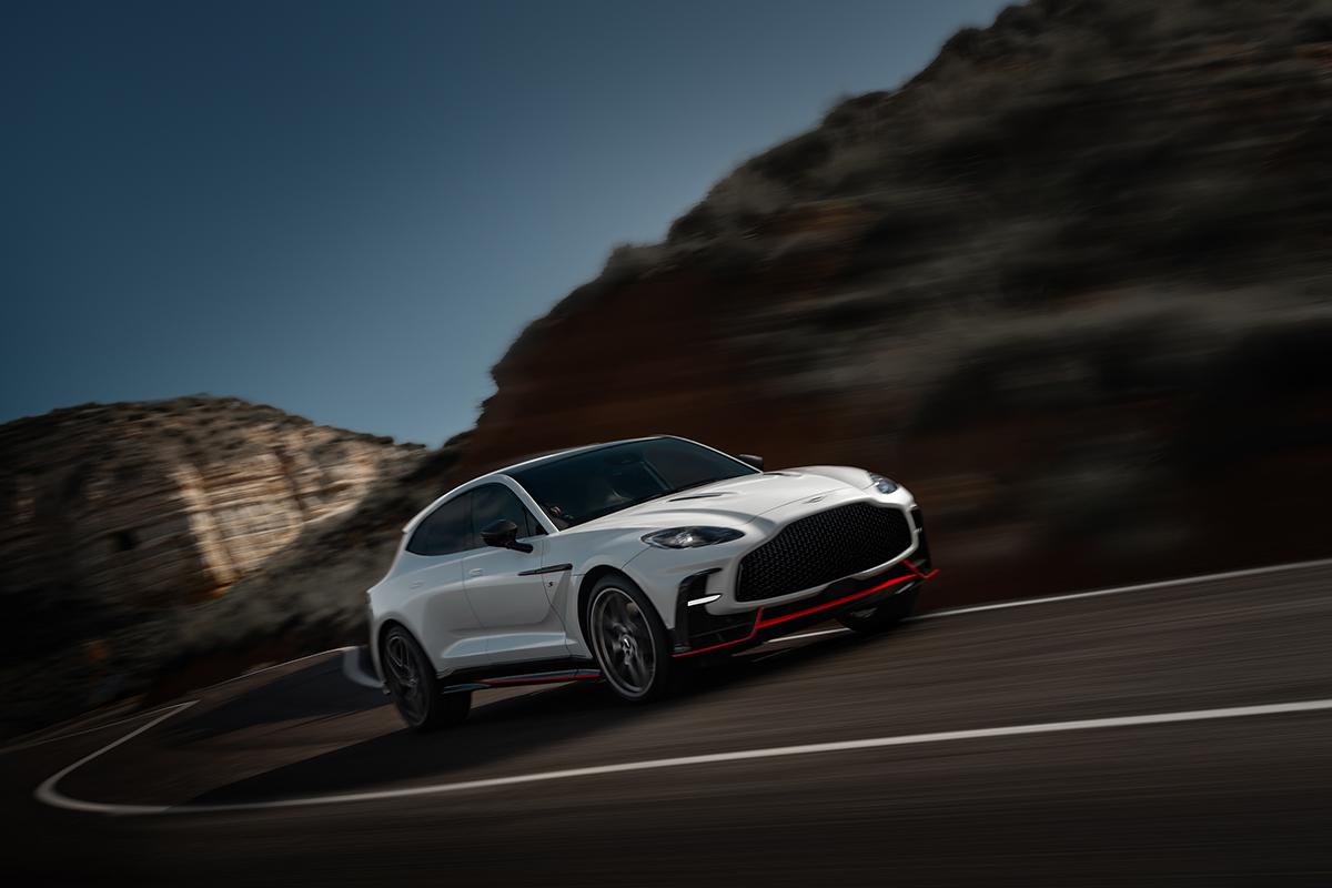 Aston Martin stampt door met de DBX S