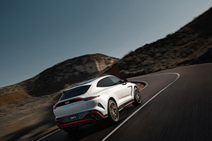 Aston Martin stampt door met de DBX S