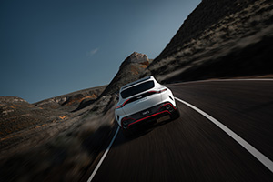Aston Martin stampt door met de DBX S