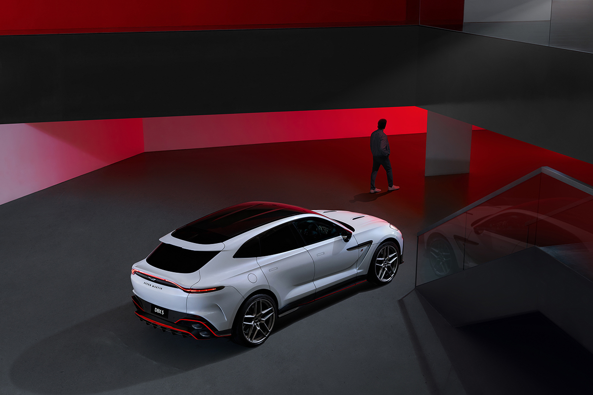 Aston Martin stampt door met de DBX S