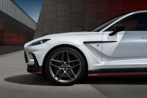 Aston Martin stampt door met de DBX S