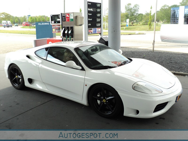 Gespot: witte Ferrari 360 Modena