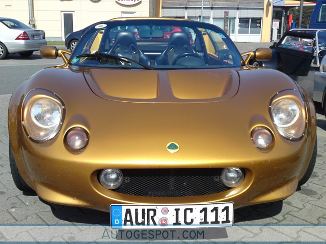 Gespot: goudkleurige Lotus Elise