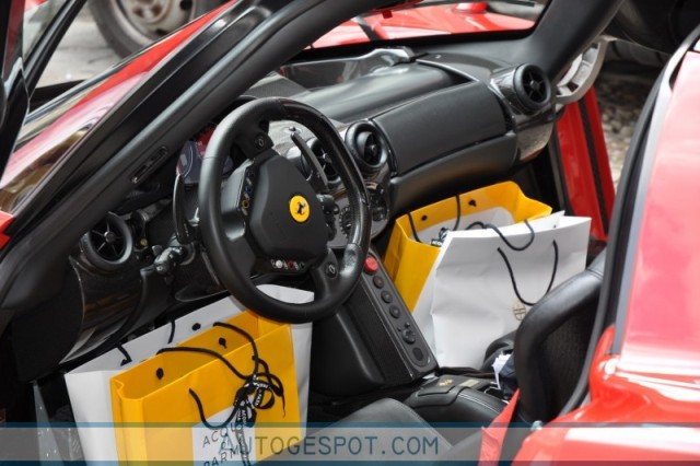 Gespot: lekker shoppen met je Ferrari Enzo Ferrari