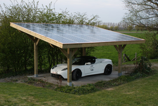 Belgische Tesla eigenaresse rijdt haar auto op zonne-energie!