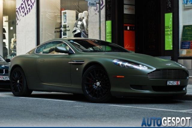 Spot van de dag: matgroene Aston Martin DB9