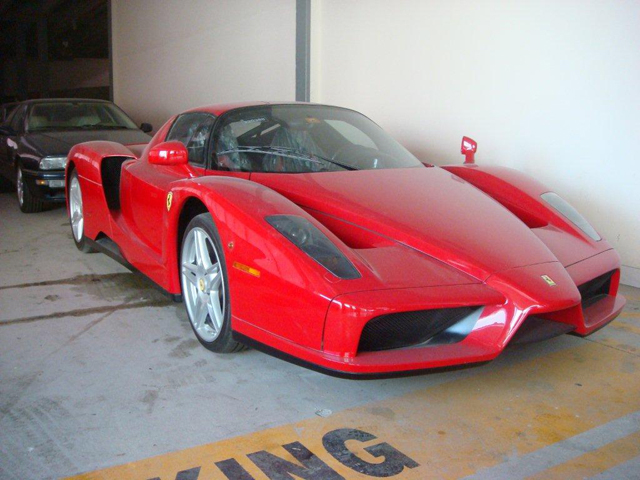 Opmerkelijk: zo stalt de Ferrari dealer haar auto's in Dubai