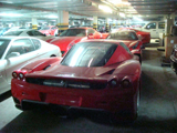 Opmerkelijk: zo stalt de Ferrari dealer haar auto's in Dubai