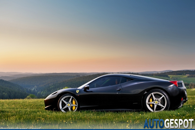Gespot: Ferrari 458 Italia in prachtige omgeving