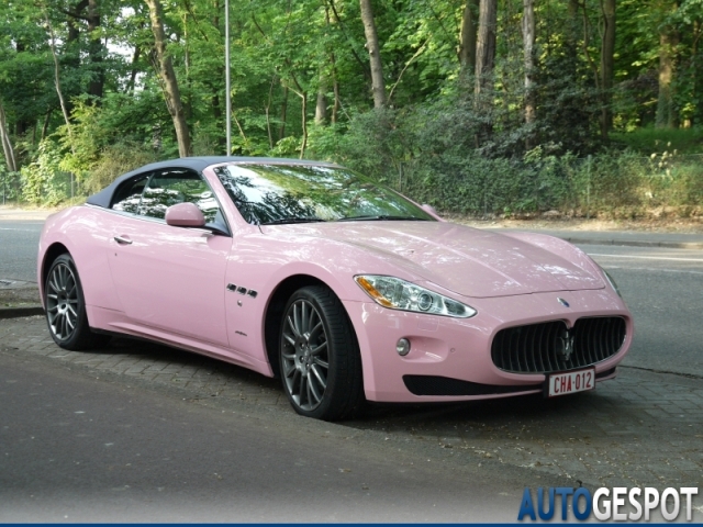 Strange sighting: roze Maserati GranCabrio