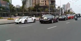 Filmpje: bizarre huwelijksstoet van auto's in China