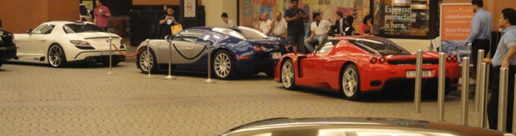 Supercar generaties bij elkaar: monstercombo in Dubai