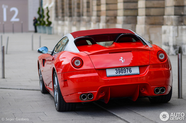 Une beauté décapotée à Paris : la Ferrari SA Aperta