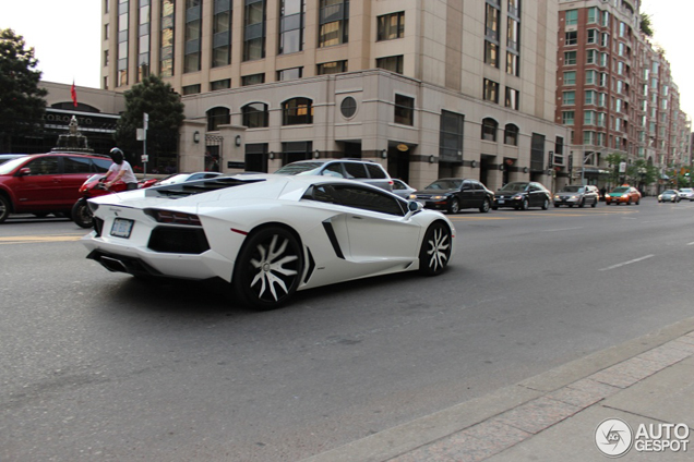 Gespot: Lamborghini Aventador LP700-4 op velgen van Forgiato 