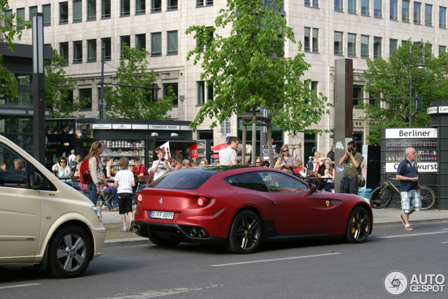 Un monstre rouge mat venu de Maranello : cette Ferrari FF