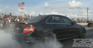 Oma in C 63 AMG blaast iedereen eruit