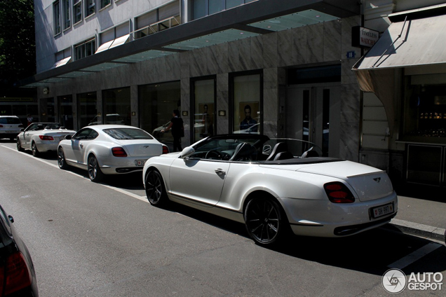 Deux élégants bolides blancs spottés ensemble : les Bentley Continental Supersports