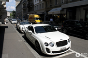 Deux élégants bolides blancs spottés ensemble : les Bentley Continental Supersports