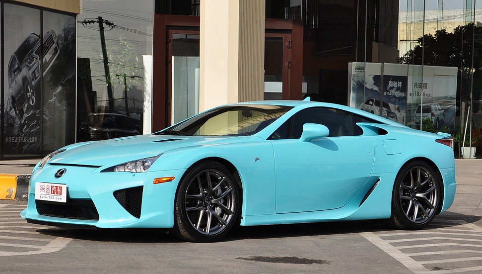 Unieke babyblauwe Lexus LFA staat in China