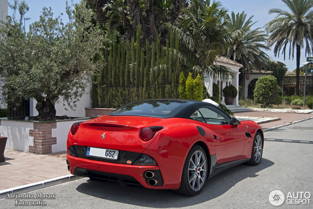 Zwart-rode Ferrari California staat te branden in de zon