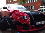 Elia rijdt zijn rode Bentley stuk