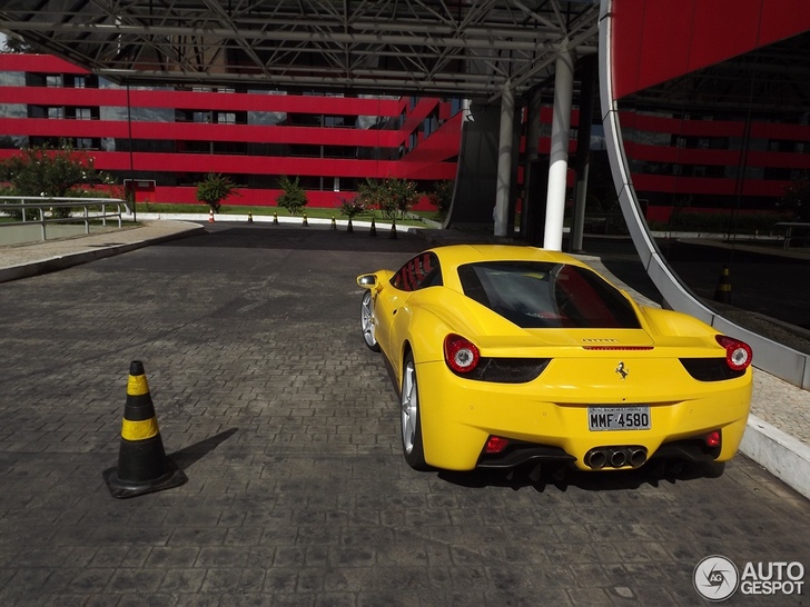 Ferrari 458 Italia op leuke locatie vastgelegd