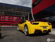 强烈黄红对比: 法拉利 458 Italia 