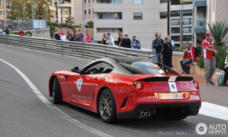 Sportieve Ferrari 599 GTO rijdt een rondje Monaco