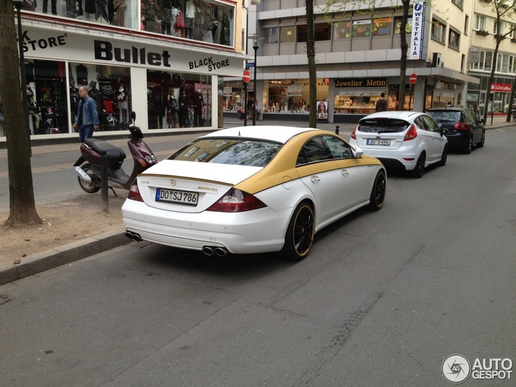 Dit jasje accentueert de lijnen van de Mercedes-Benz CLS 55 AMG