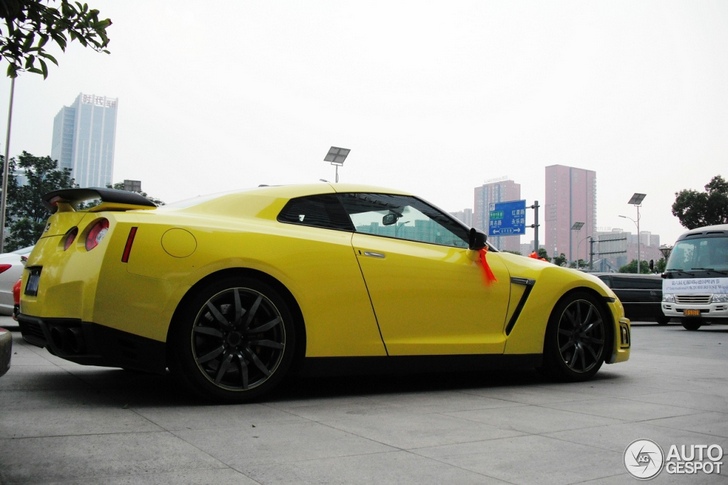 De Nissan GT-R oogt zelfs in het geel lekker