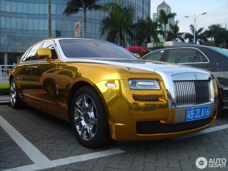 Chrome gold Rolls-Royce Ghost looks quite good