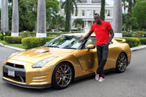 Usain Bolt prend possession de sa propre Nissan GT-R Spec Bolt