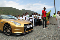 Usain Bolt prend possession de sa propre Nissan GT-R Spec Bolt