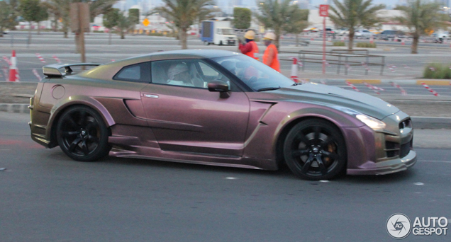 Gespierde Nissan GT-R vastgelegd in Dubai