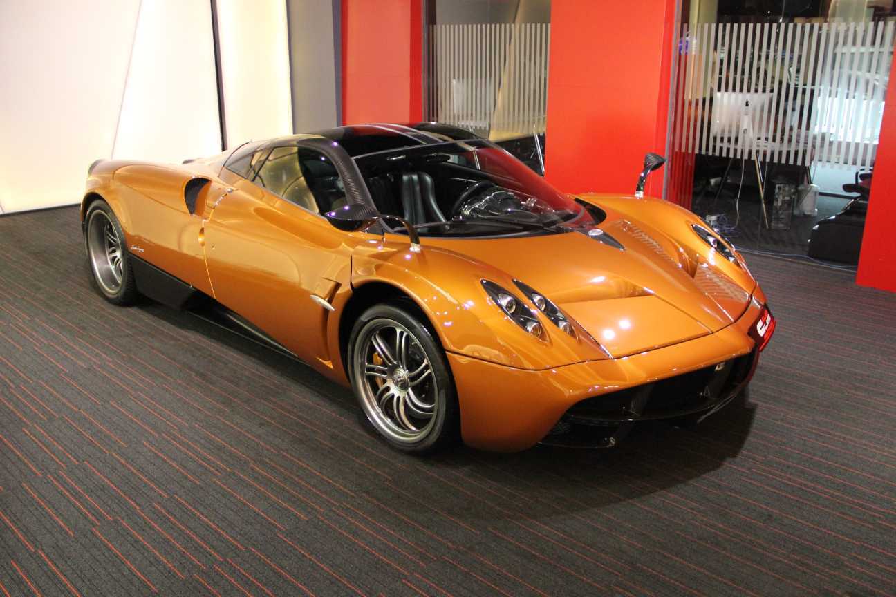 Te koop in de kleur oranje: Pagani Huayra 