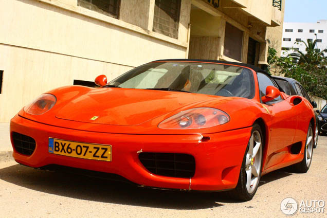Ferrari 360 Spider is voorzien van een merkwaardig kenteken