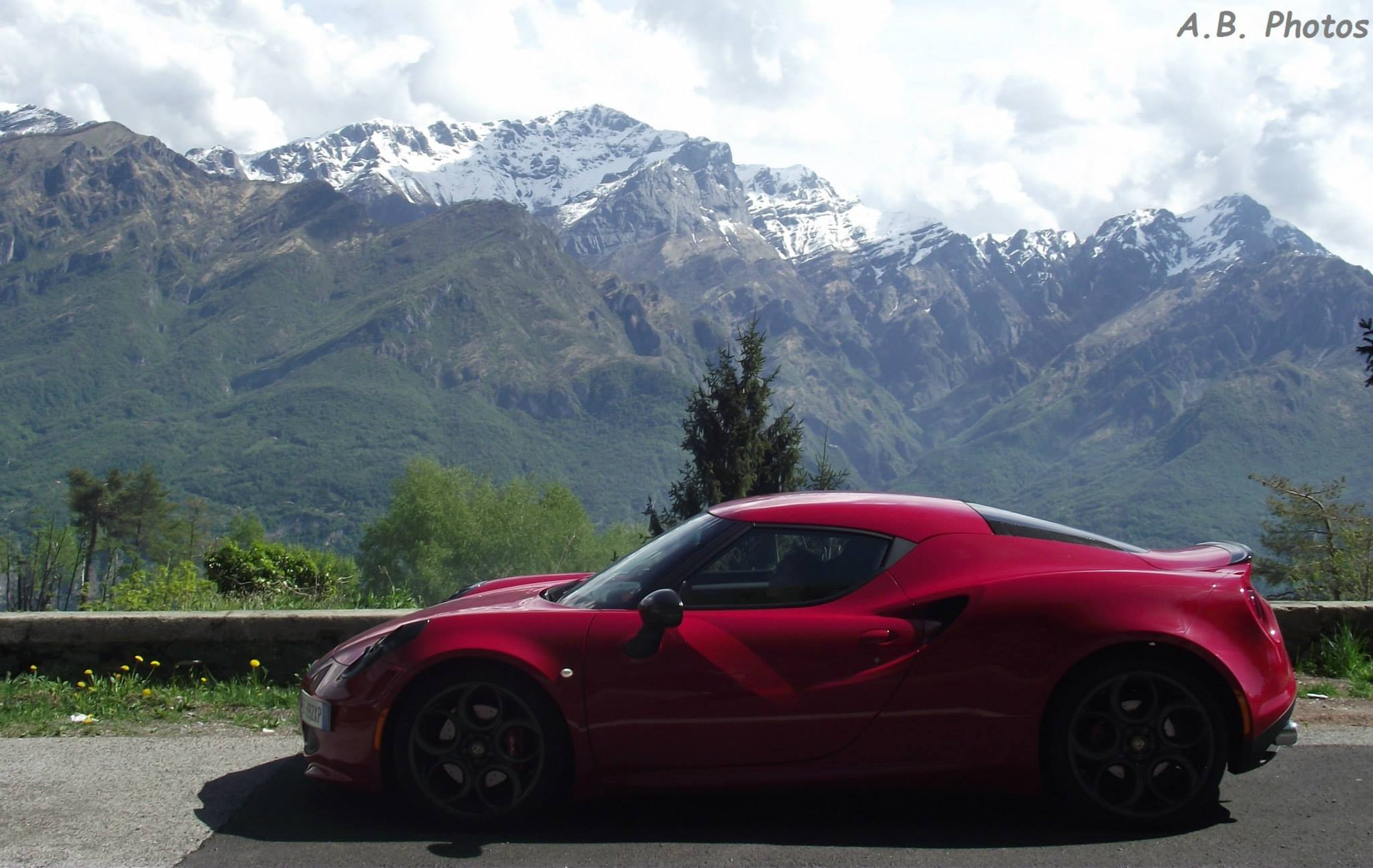 Italiaanse bezoeker presenteert vol trots zijn Alfa Romeo 4C